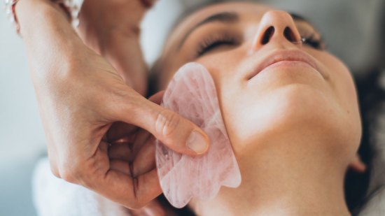 Masaje con Gua Sha: beneficios para rejuvenecer el rostro