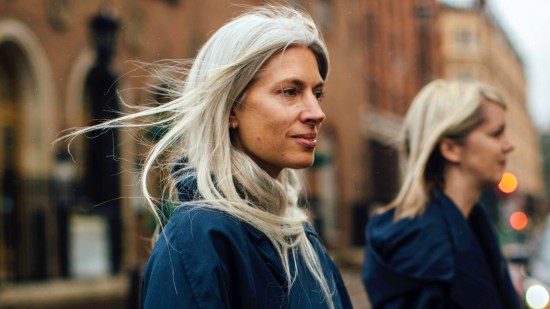Mechas 'Go Grey': olvídate de las canas hasta otoño