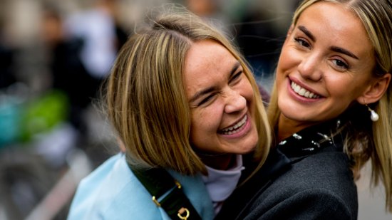 La americana que mejor sienta a las chicas bajitas la han diseñado las influencers españolas Blanca Miró y María de la Orden