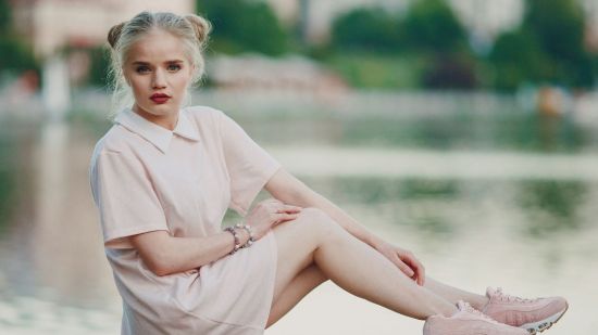 Combinar zapatillas rosas