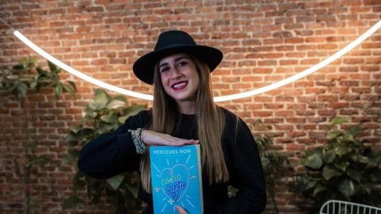 La novelista Mercedes Ron con su nuevo libro Dímelo bajito