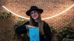 La novelista Mercedes Ron con su nuevo libro Dímelo bajito