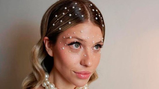 Perlas y brillantes para el pelo: la tendencia más viral que queremos recrear para estas navidades