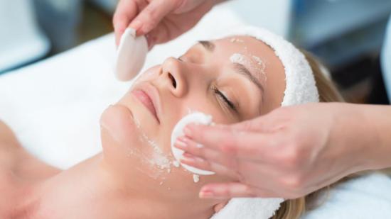 Qué es un peeling facial y por qué lo necesitas