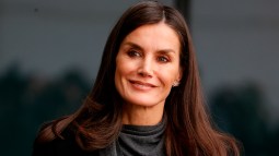 El golpe definitivo de Letizia para despedir el otoño: botas OTK y vestido de estreno