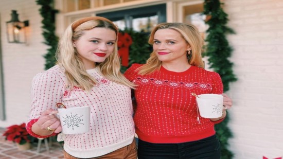 Cómo son los mejores looks con jersey navideño de influencer y celebrities que querrás copiar
