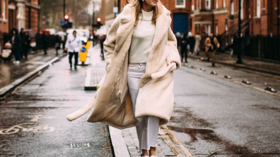 Cómo llevar los pantalones blancos más allá de la primavera