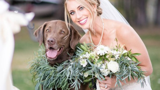 Chica vestida de novia en boda con su perro