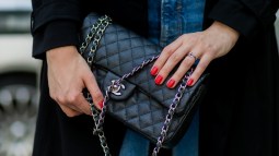 Trucos para arreglarte la manicura sin quitártela