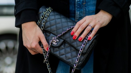 Trucos para arreglarte la manicura sin quitártela