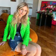 Chiara Ferragni con chaqueta de cuero verde neón