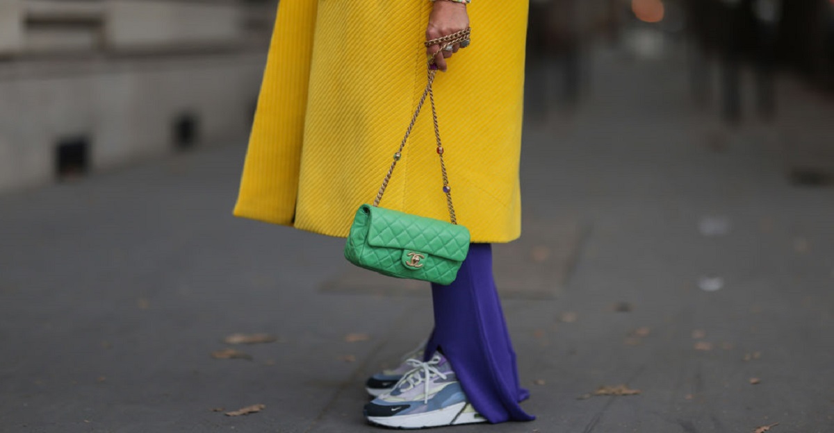 10 looks otoñales para llevar con sneakers ¡Así los llevan las influencers!