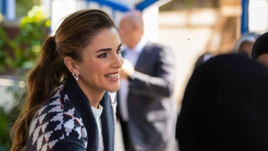 rania de jordania cardigan look