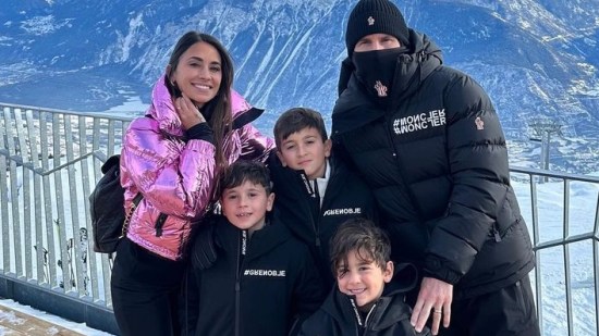 Antonela Roccuzzo tiene el plumífero metalizado perfecto para el frío (y hay clones rebajados)