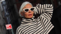 Los pantalones cargo con efecto antiedad que adoran las mujeres modernas de más de 50