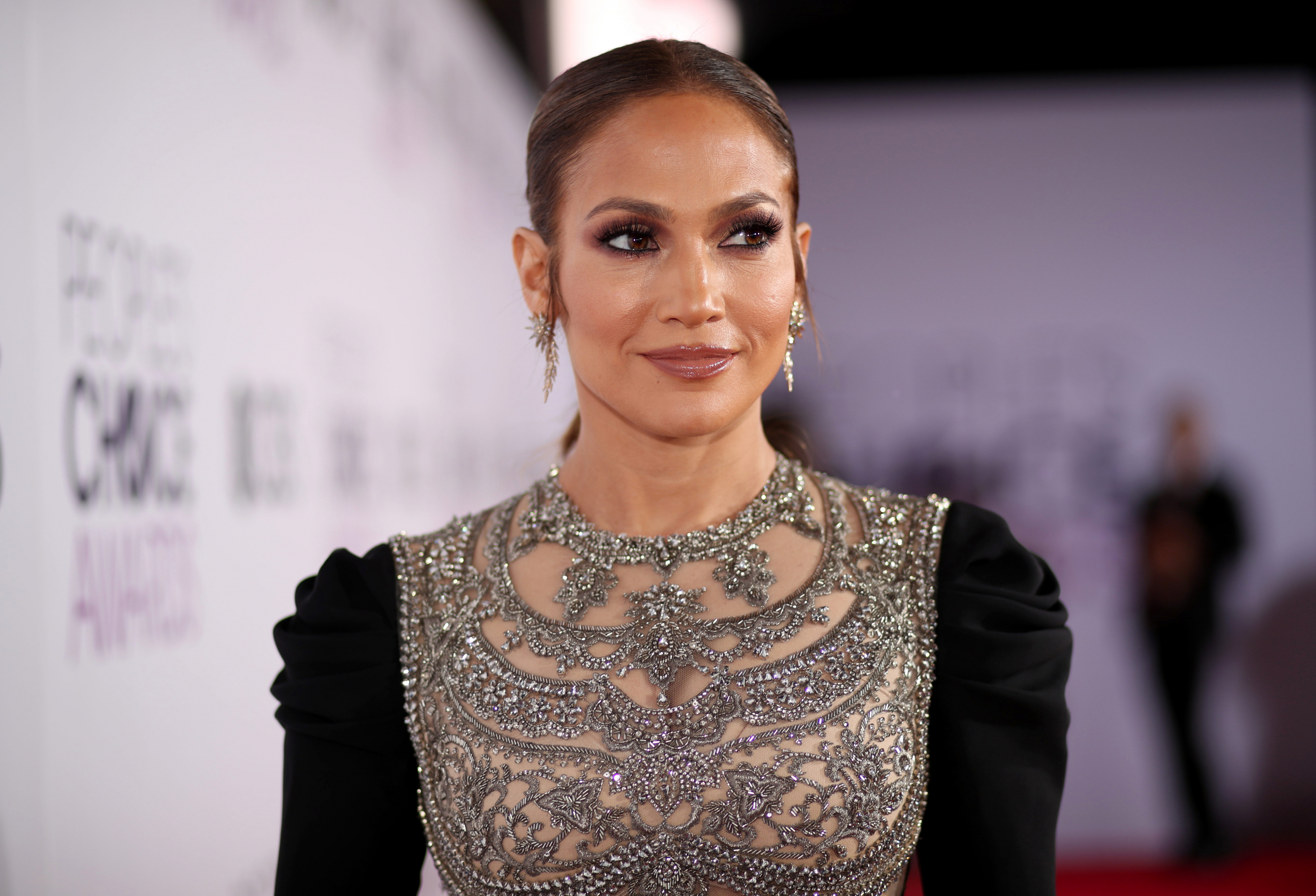 jennifer lopez con labios carnosos