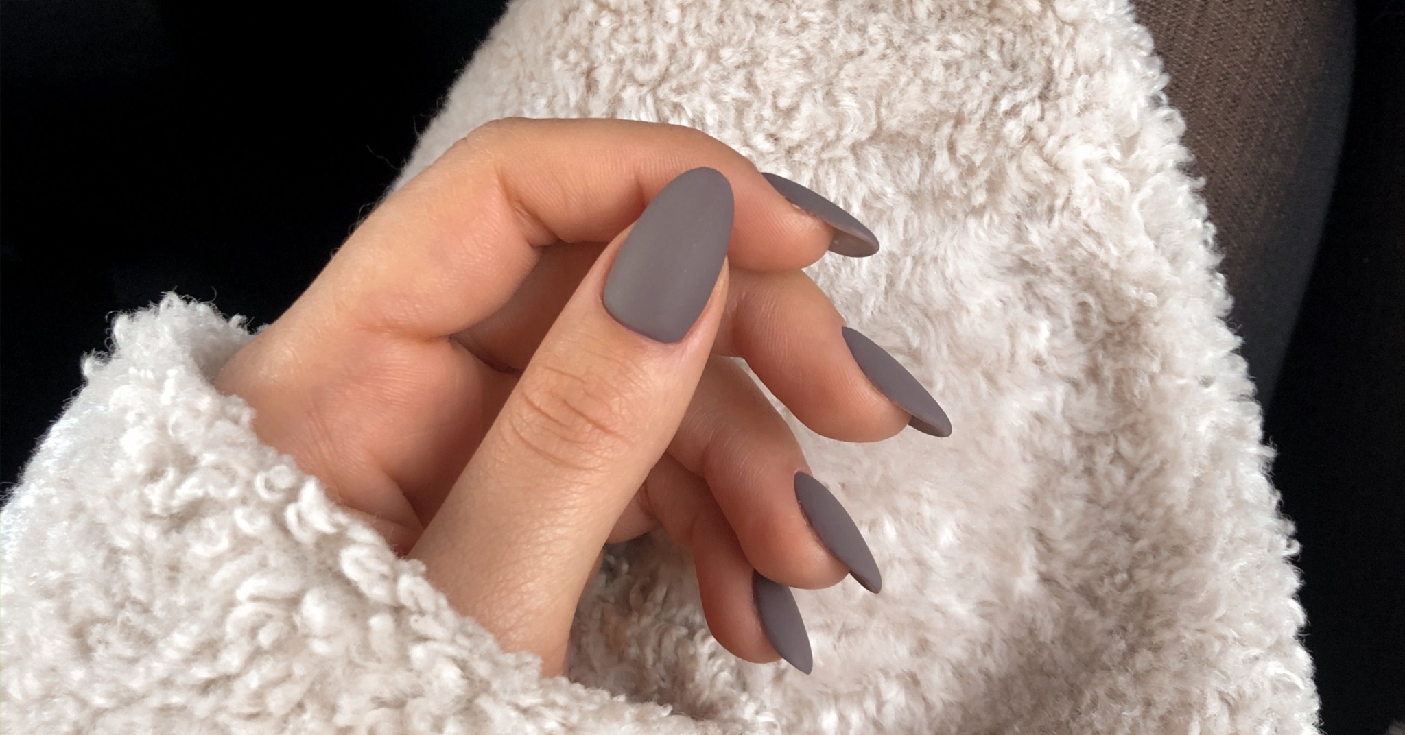uñas grises tendencia diseño uñas elegante