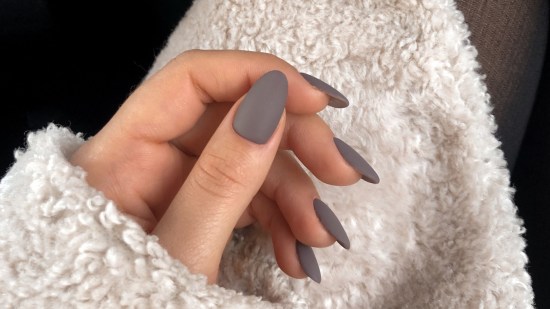 uñas grises tendencia diseño uñas elegante