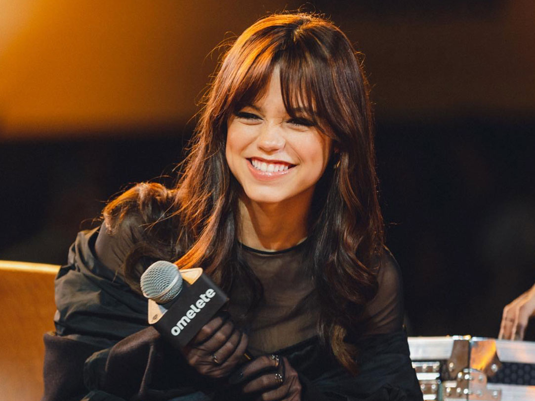 Jenna Ortega tiene las zapatillas Adidas perfectas para combinar con jeans como para el gimnasio