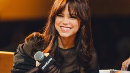 Jenna Ortega tiene las zapatillas Adidas perfectas para combinar con jeans como para el gimnasio