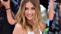 Ana de Armas con mechas babylights.