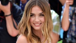 Ana de Armas con mechas babylights.