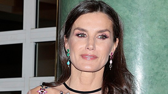 La reina Letizia posando