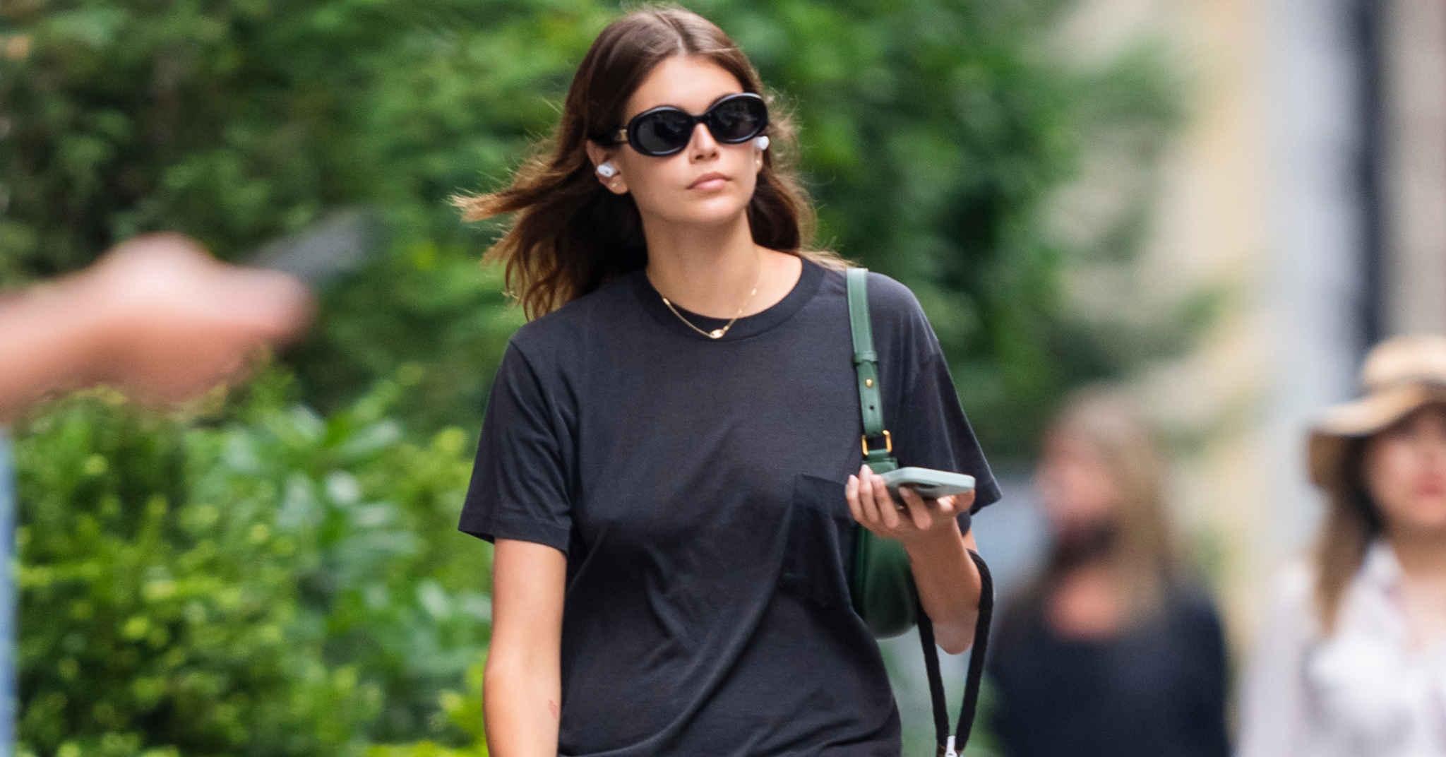 walk the dog tendencia estetica comoda kaia gerber