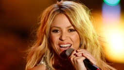 Shakira cantando