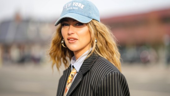 mujer gorra peinados