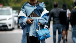 gabardina zara denim mujeres de más de 50 rejuvenece