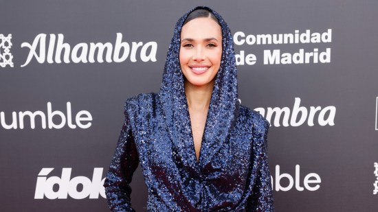 vestido capucha premios idolo saint lauren