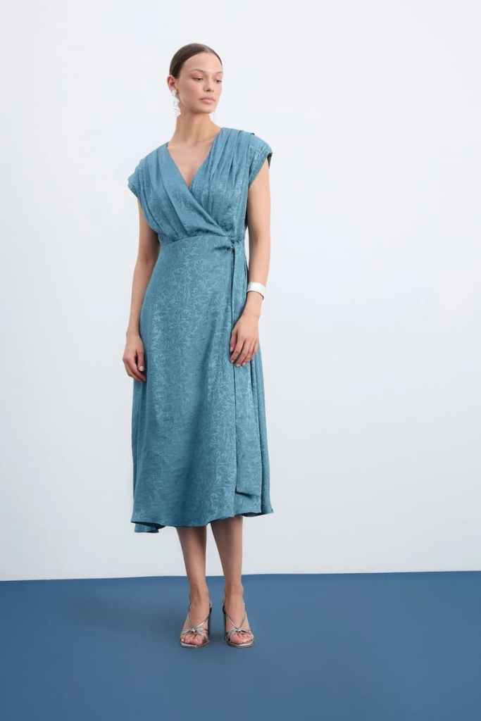 Vestido envolvente, de Bimani. - Bimani