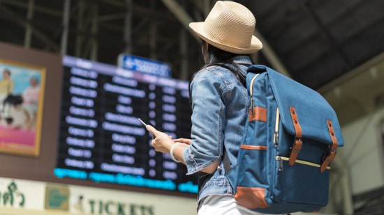 mujer en el aeropuerto