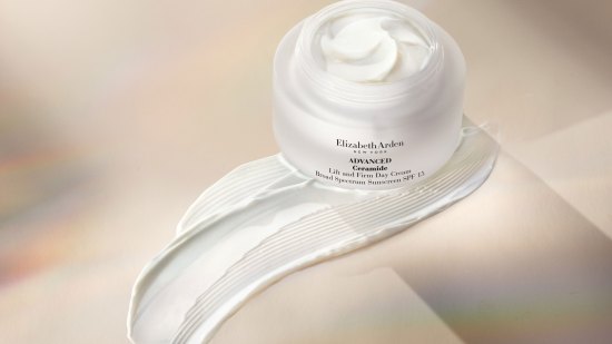 Ceramidas y péptidos ingredientes necesarios en una crema antiedad para conseguir una piel más firme y lisa