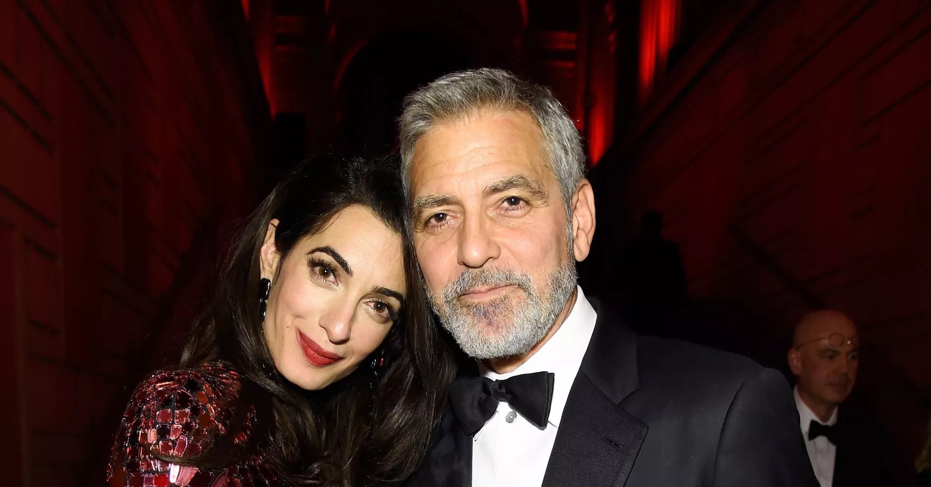 Amal Clooney minifalda