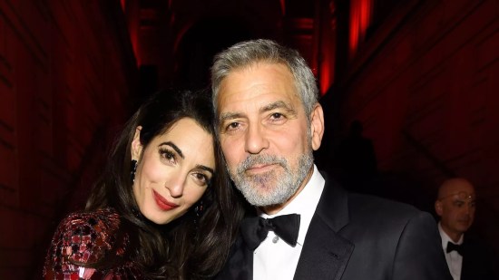 Amal Clooney minifalda