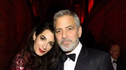 Amal Clooney minifalda