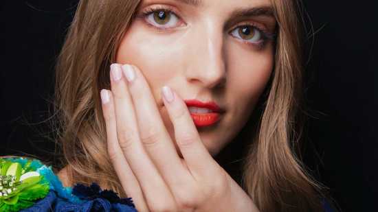 colores uñas rejuvenecen manos manicuras tendencia