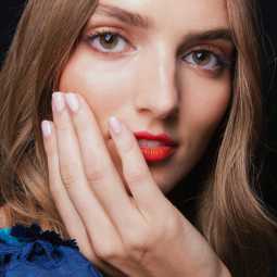 colores uñas rejuvenecen manos manicuras tendencia