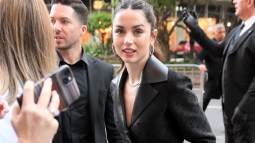 Ana de Armas con vestido tipo blazer