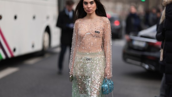Looks de street style con faldas de lentejuelas