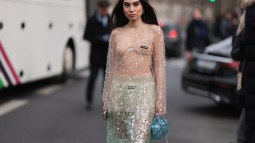 Looks de street style con faldas de lentejuelas