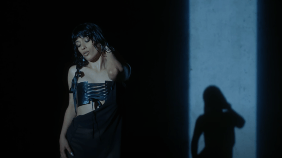 Chanel en el videoclip 'Clavaito'