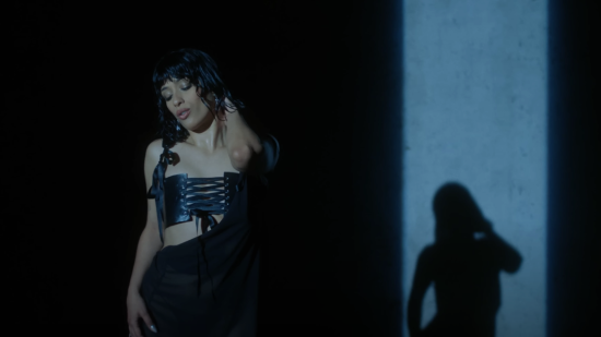 Chanel en el videoclip 'Clavaito'