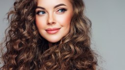 Mujer con el pelo rizado