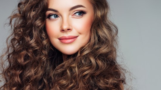Mujer con el pelo rizado