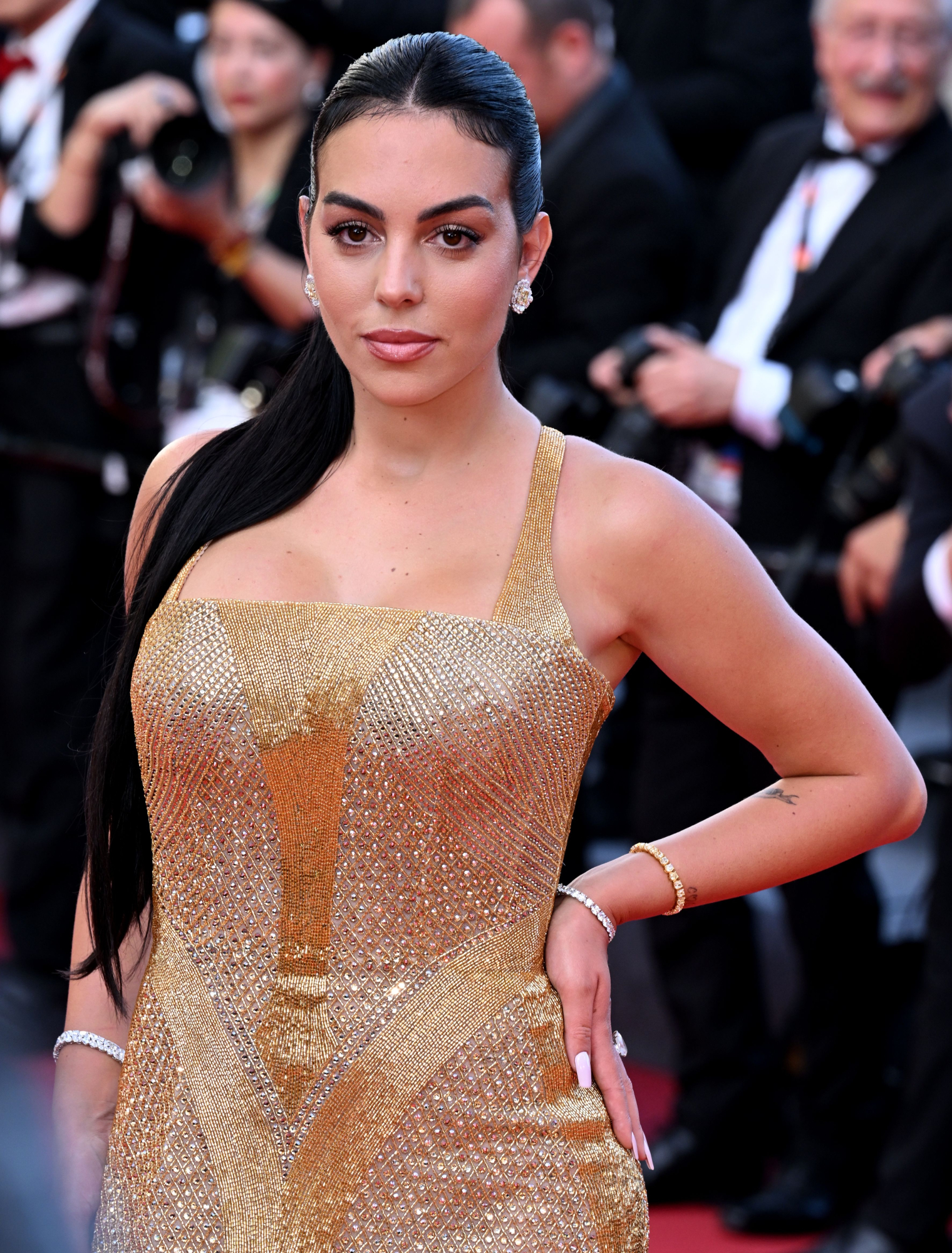 georgina rodriguez en cannes con vestido dorado