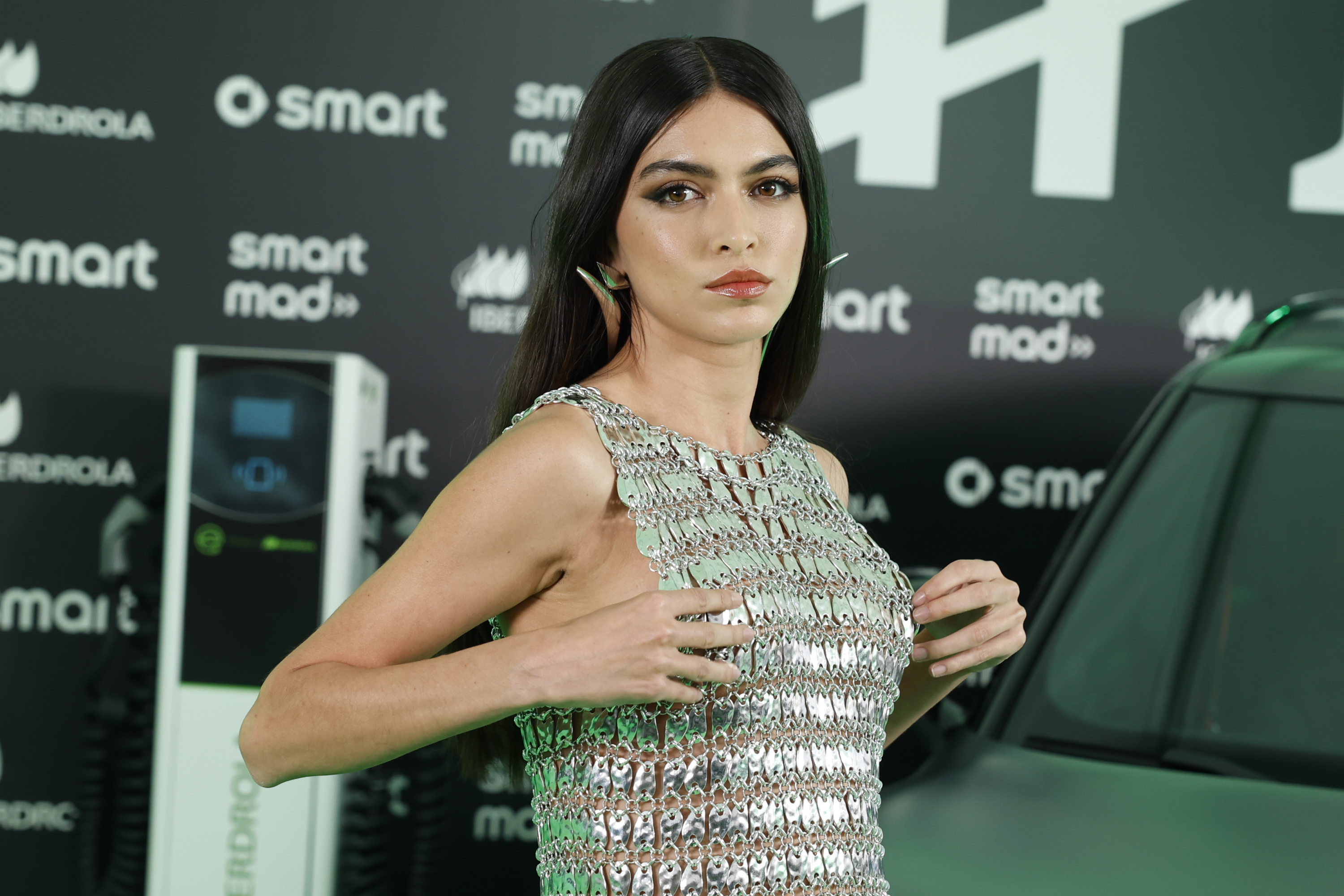 lucia rivera con top de metales en el evento del coche electrico de smart