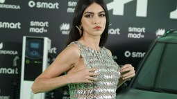 lucia rivera con top de metales en el evento del coche electrico de smart